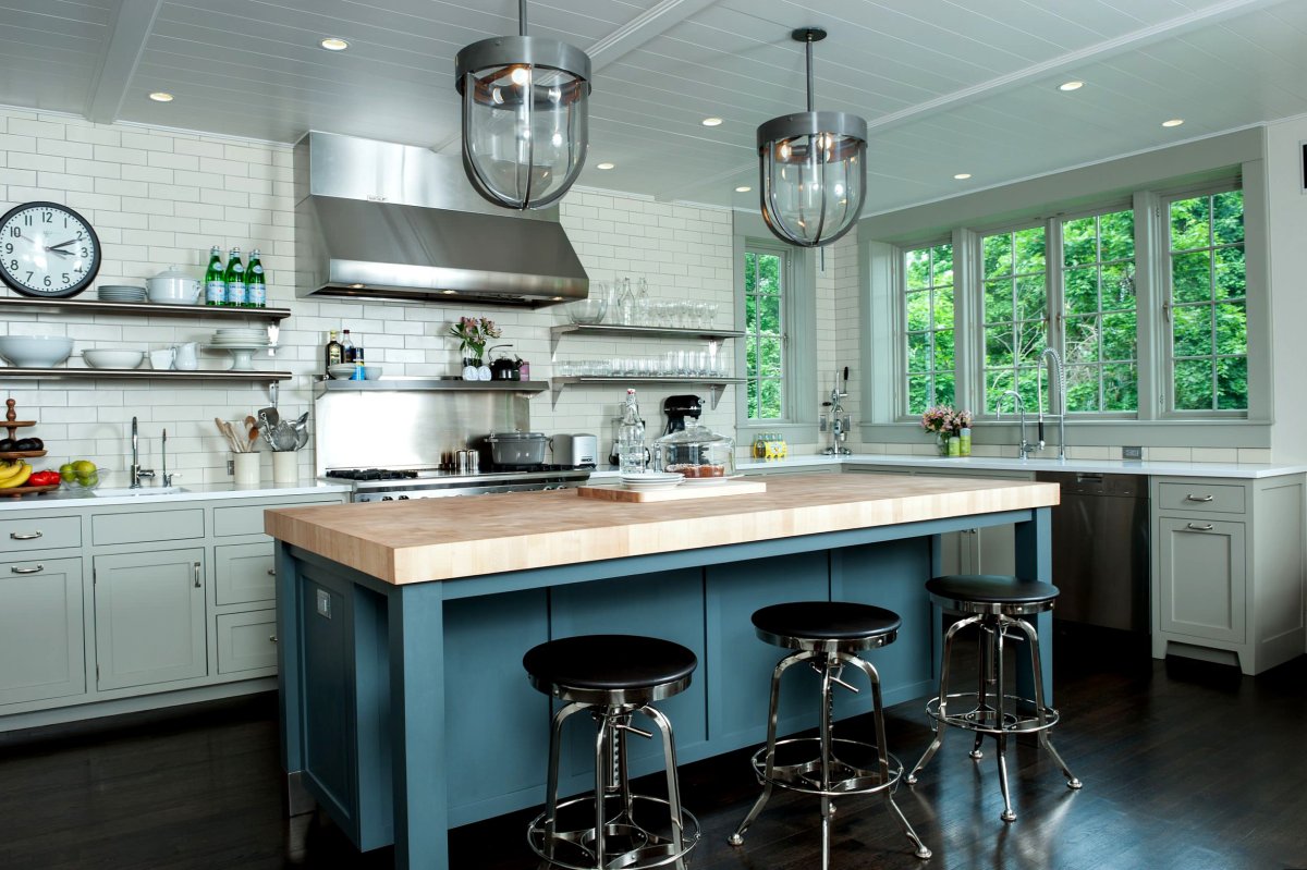 Синяя кухня без верхних шкафов
