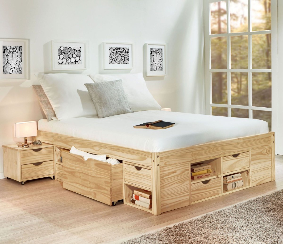 Деревянная кровать с выдвижными ящиками