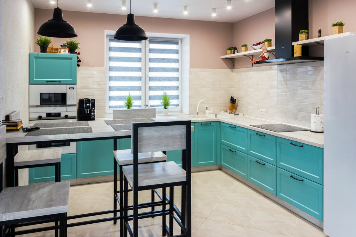 Бирюзовая кухня без навесных шкафов