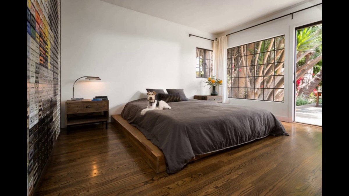 Кровать на подиуме в интерьере