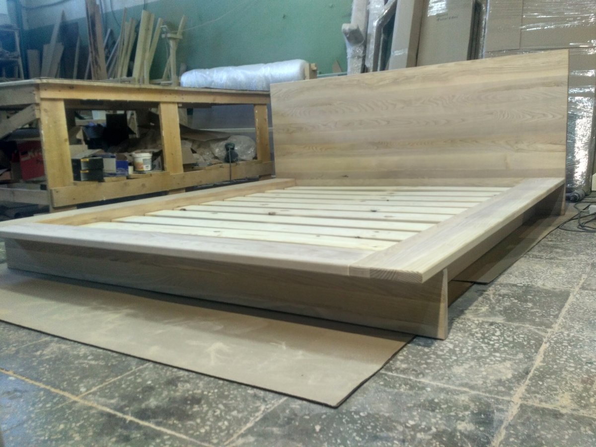 Кровать на деревянном подиуме