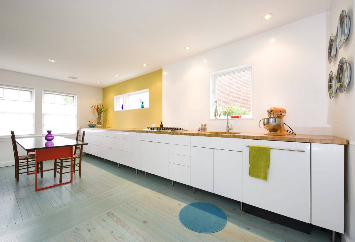 Синяя кухня с фартуком кирпич