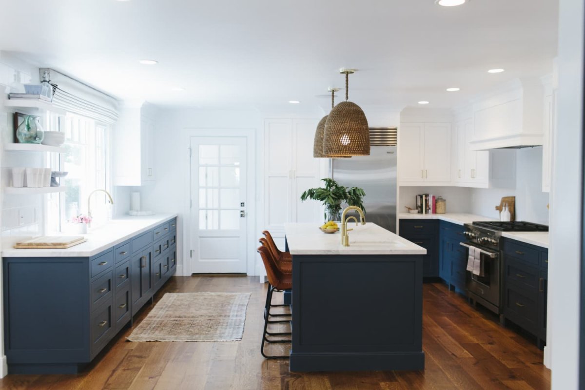 Кухня синяя без верхних шкафов в квартире