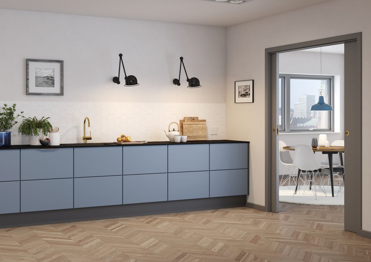 Голубая кухня без верхних шкафов