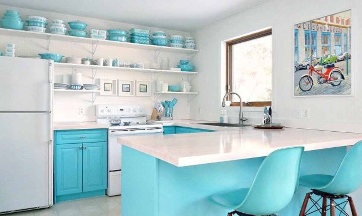 Белая кухня с голубым фартуком