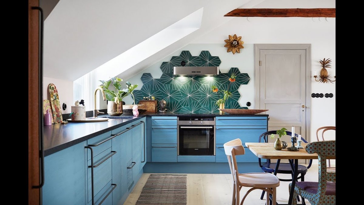 Белые открытые полочки для кухни