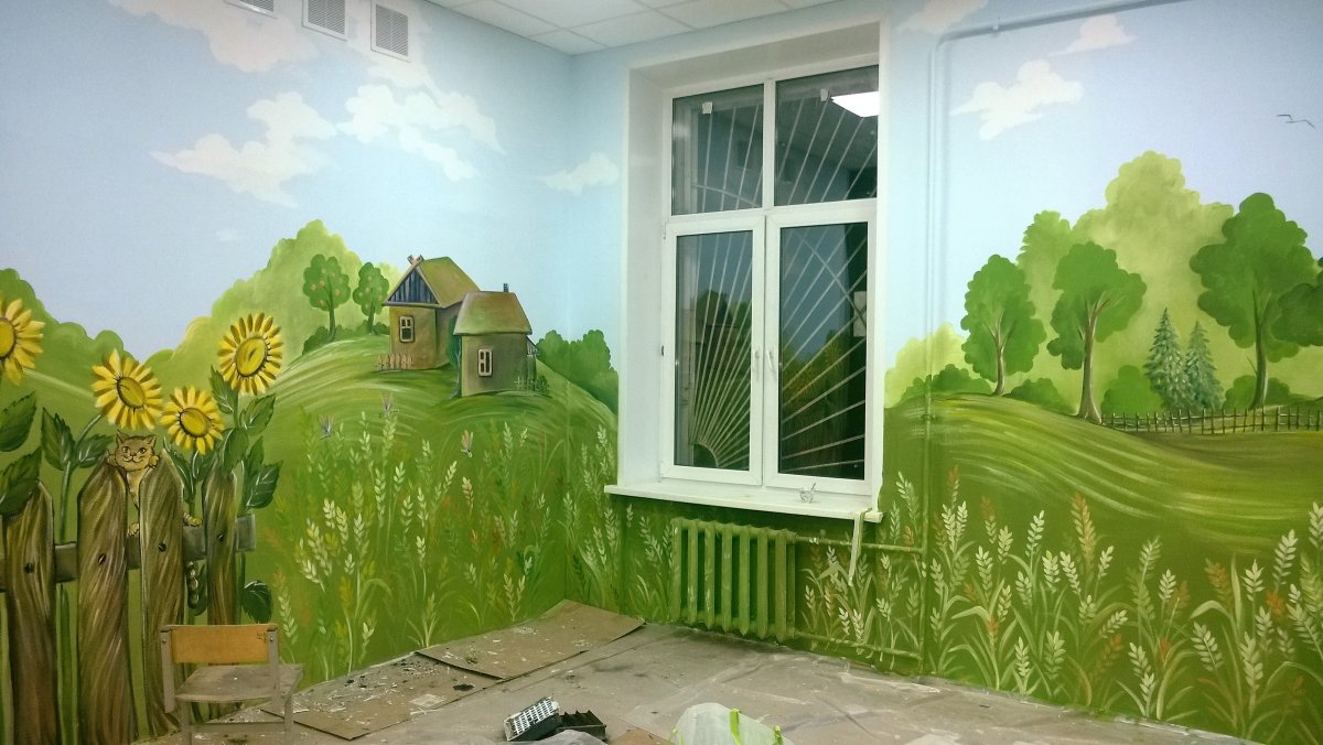 Роспись стены краскопультом