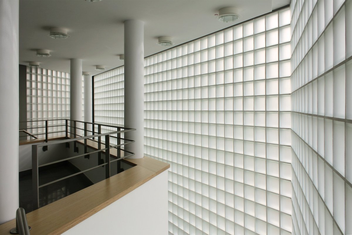 Стеклоблоки в интерьере офиса