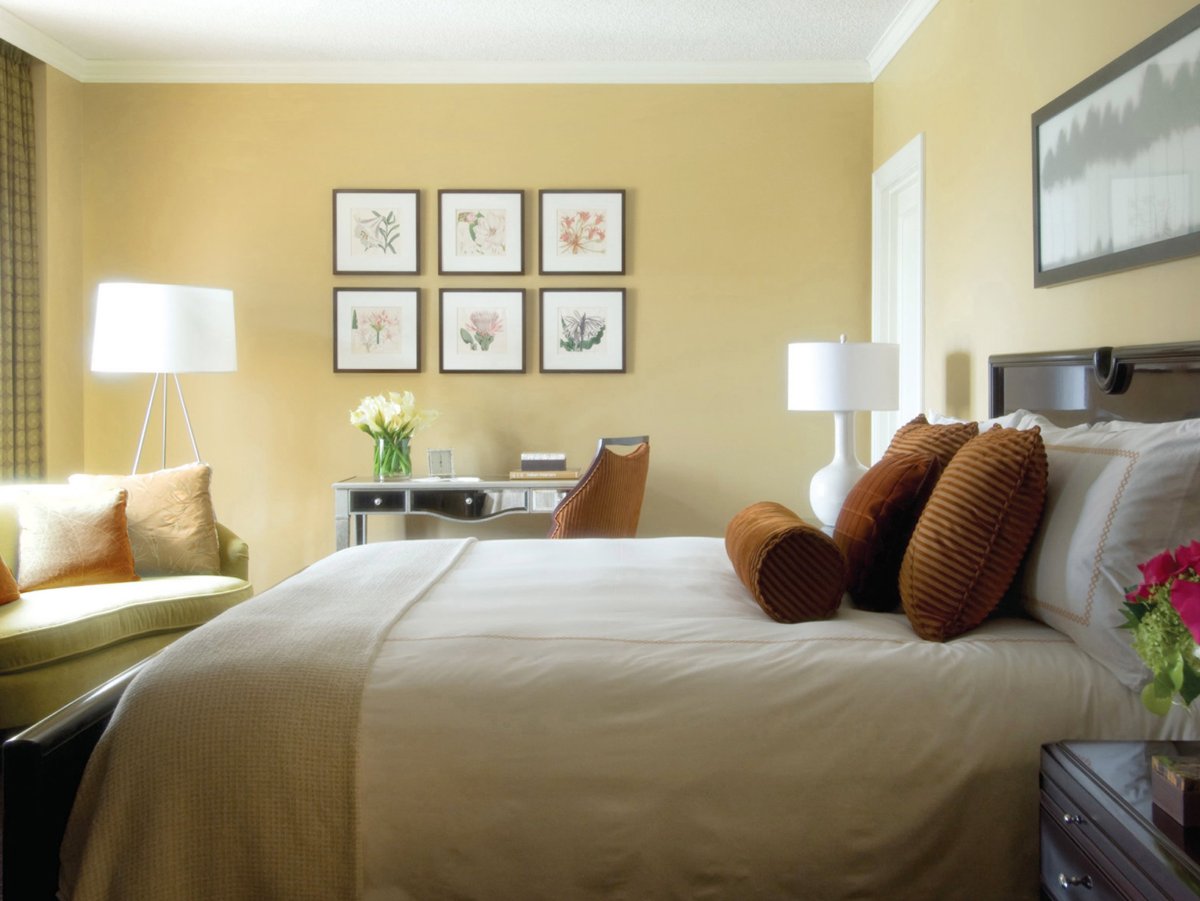 Комната с бежевыми стенами