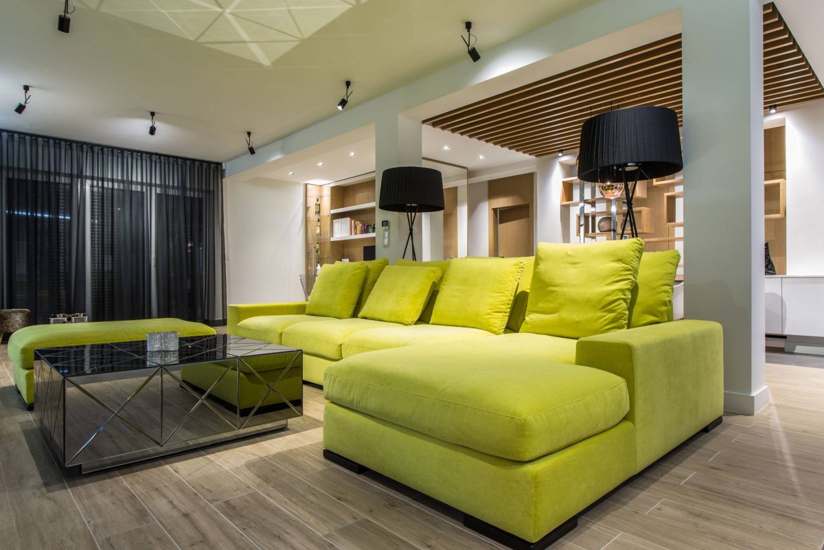 Гостиная с салатовым диваном