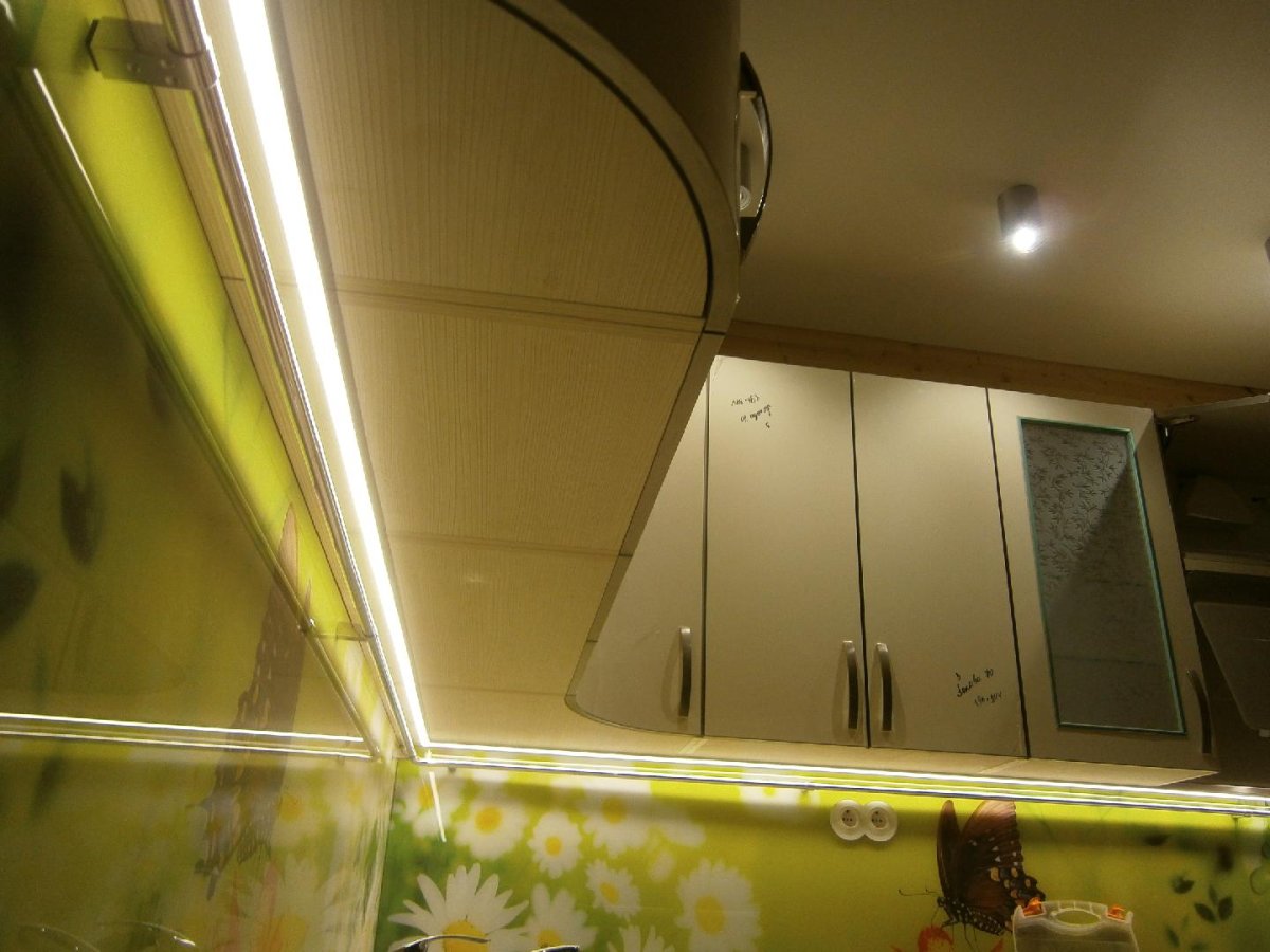 Короб над кухней с подсветкой