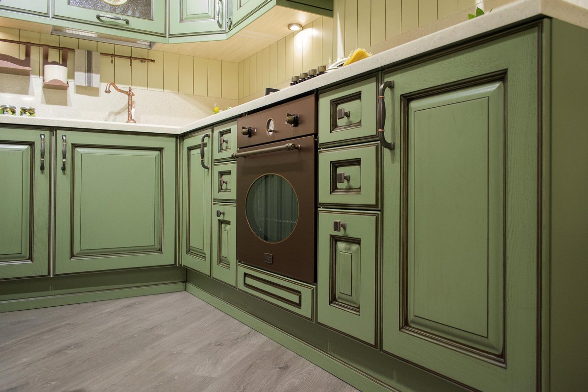 Зеленые двери в интерьере