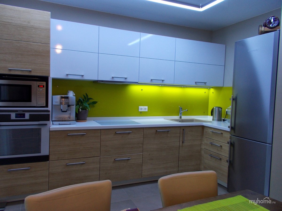 Кухонный гарнитур с горизонтальными шкафами