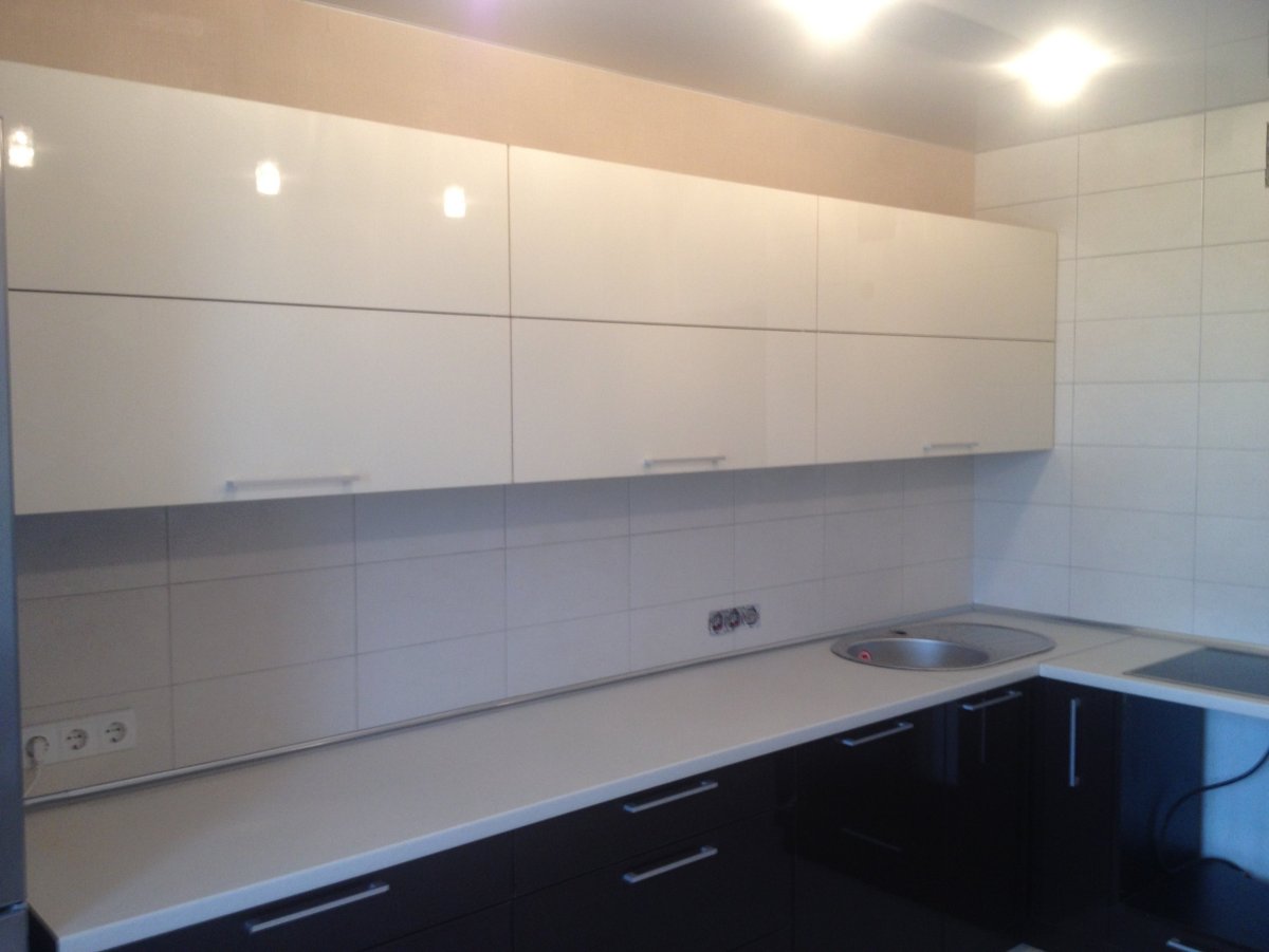 Кухня с горизонтальными шкафами