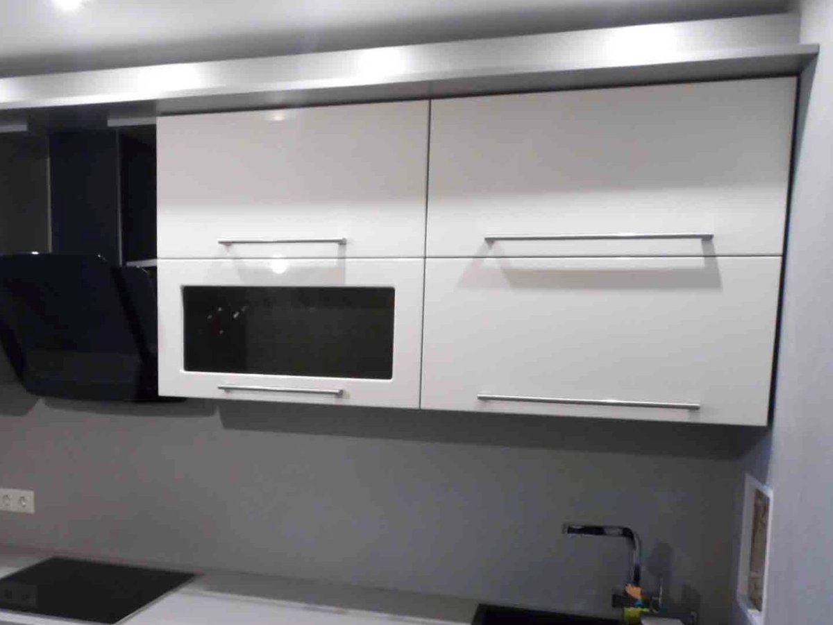 Кухня с горизонтальными шкафами