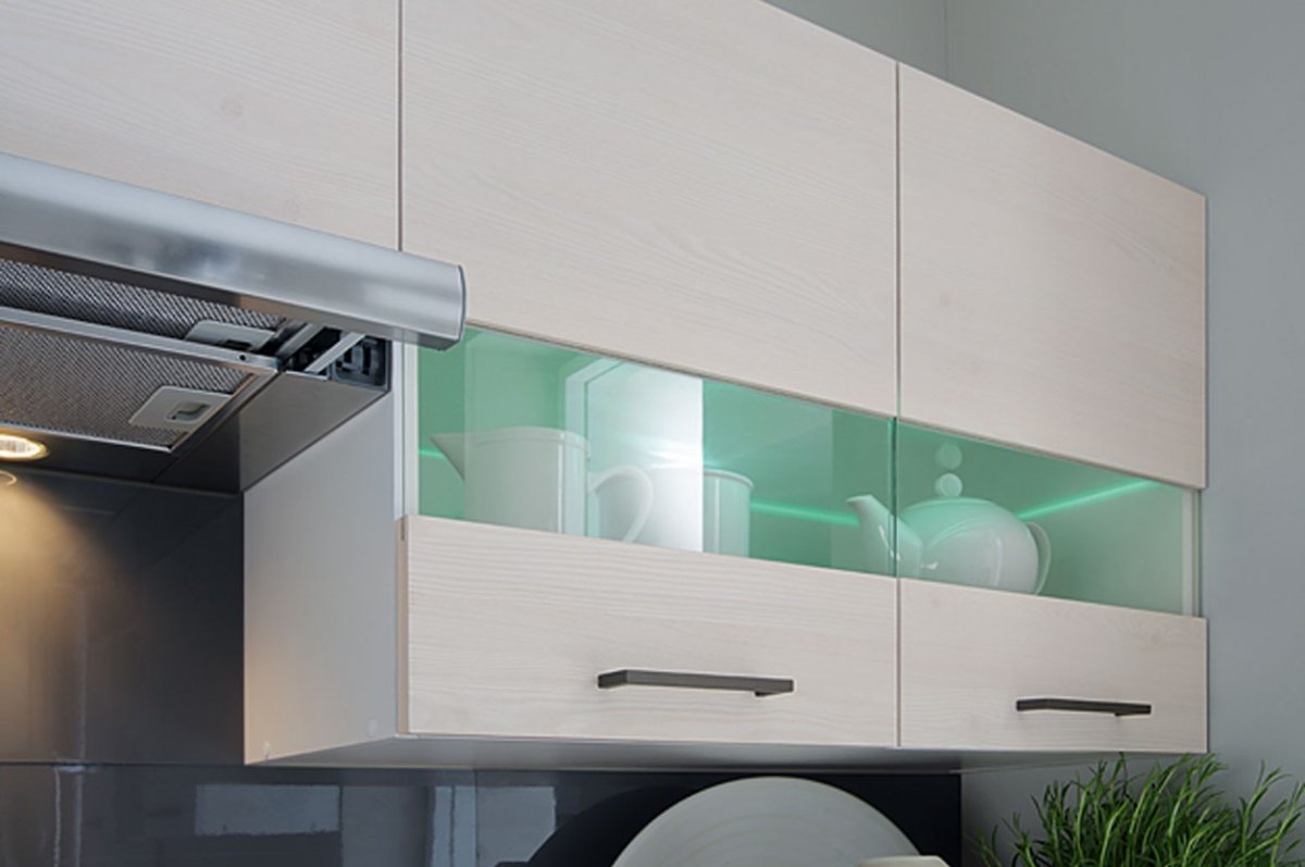 Кухня с горизонтальными шкафами