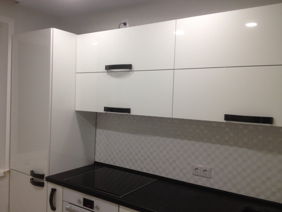 Прямые кухни со встроенным холодильником