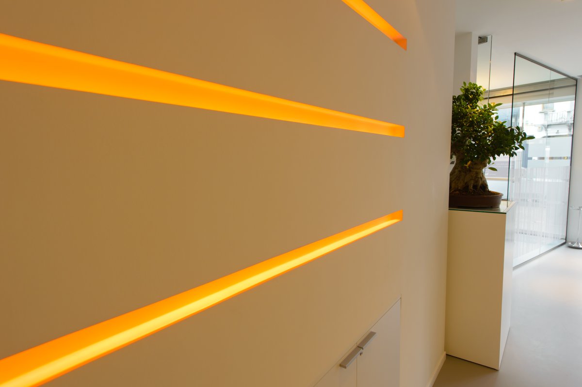 Светодиодные полосы на стене