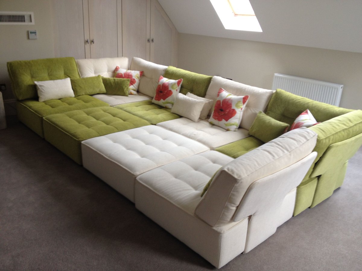 Широкий диван с подушками