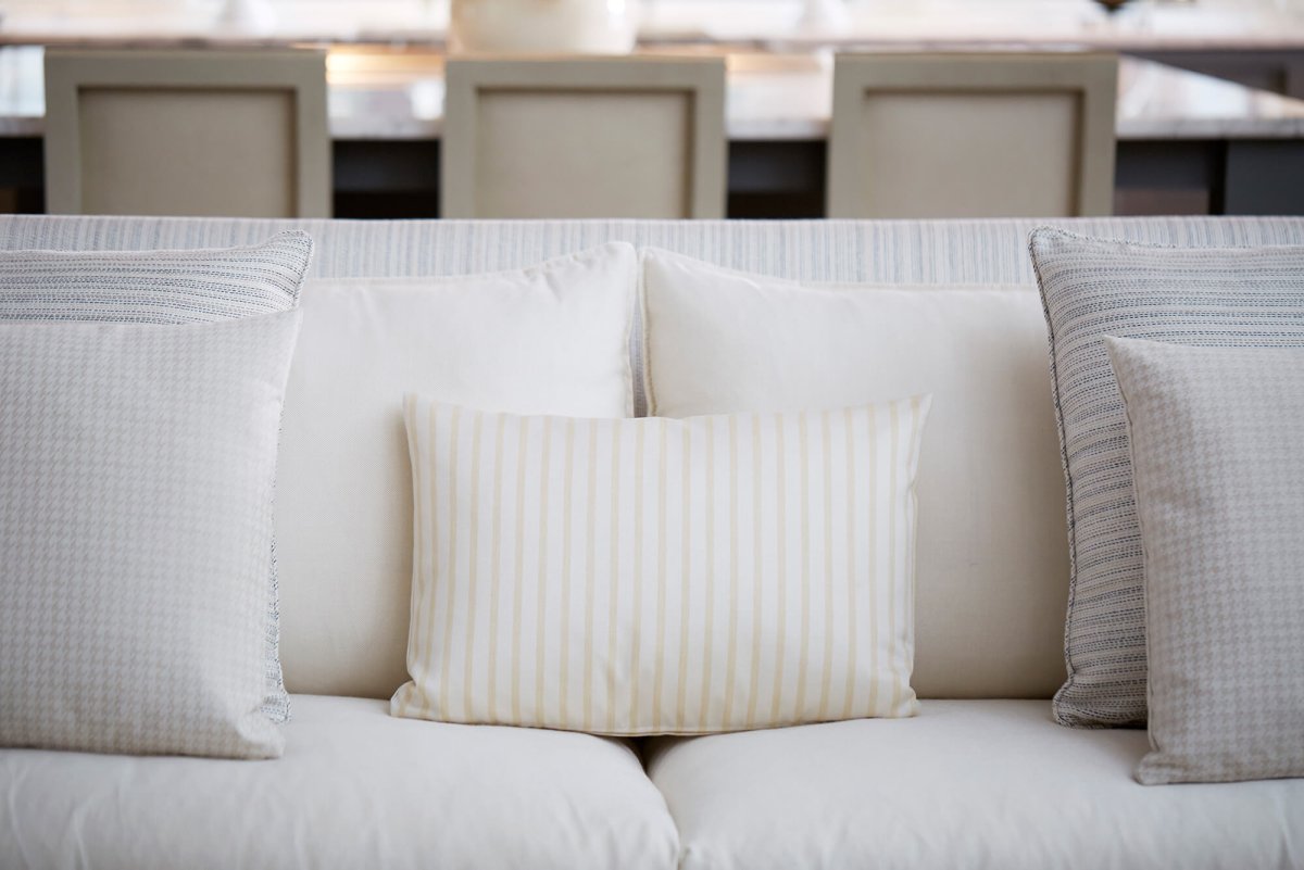 Белый диван с подушками