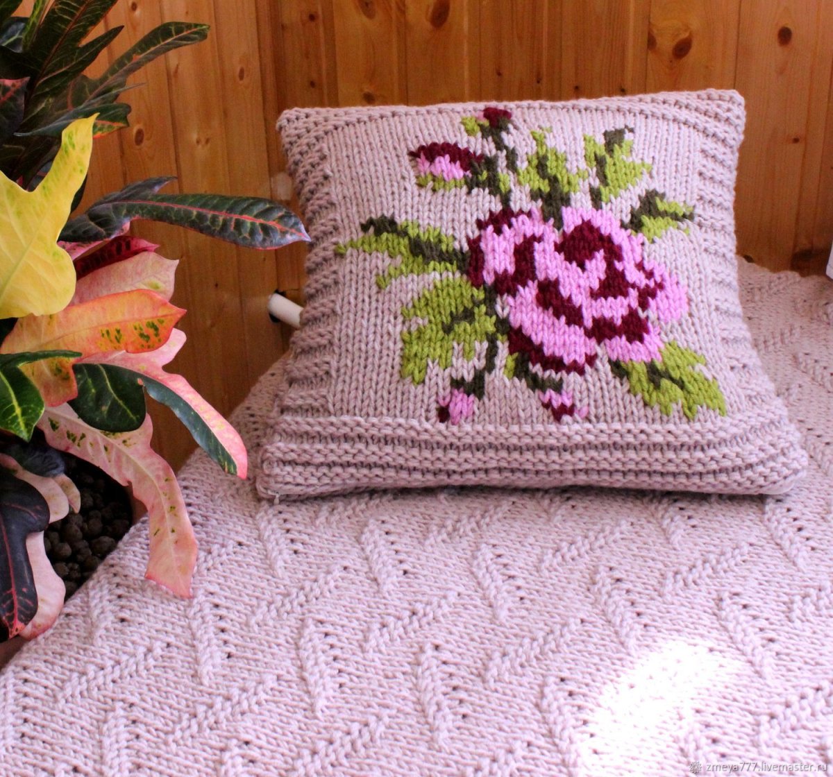 Диван с цветочным принтом