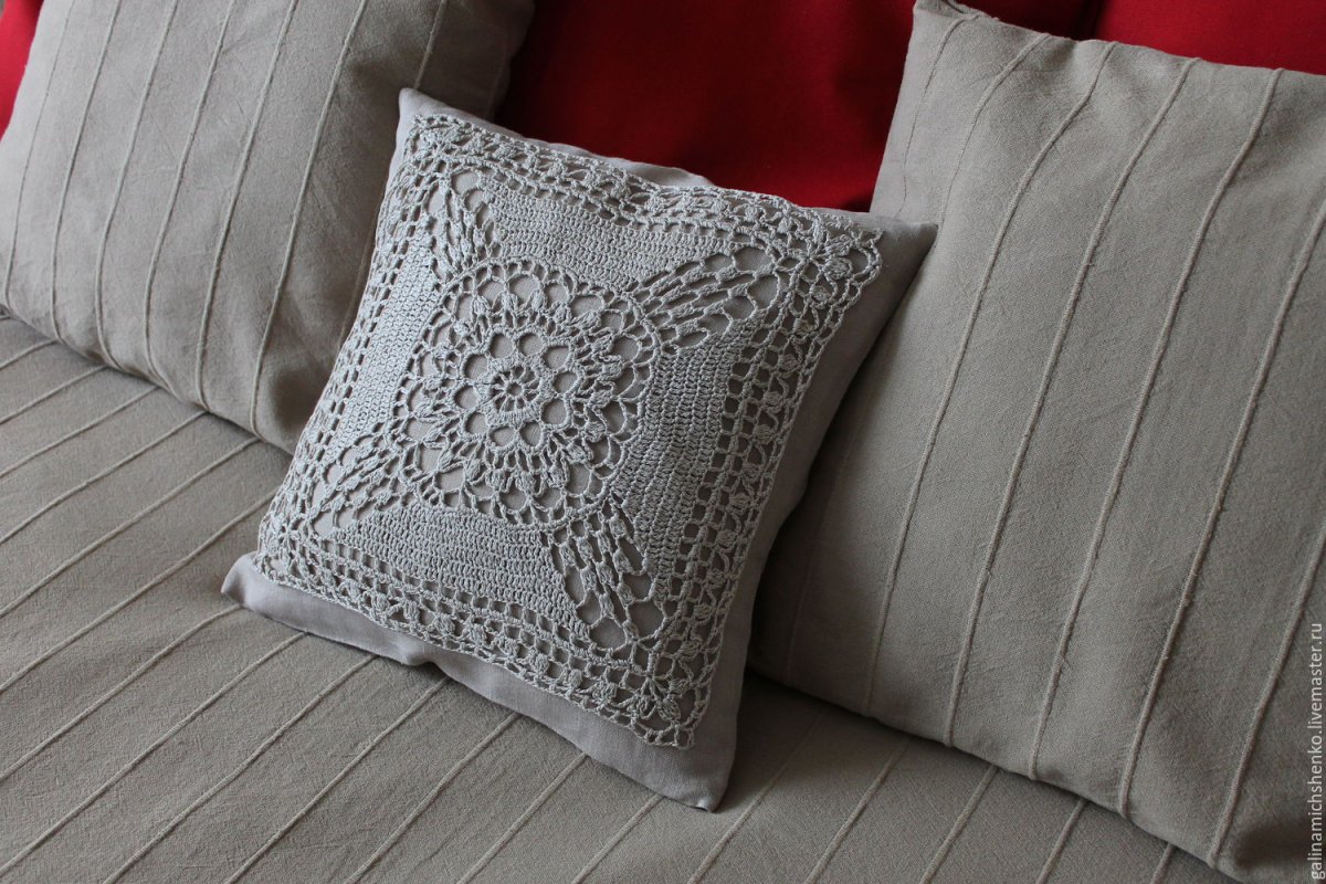 Гостиная с синим диваном