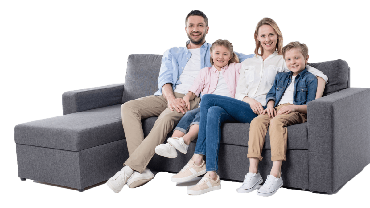 Счастливая семья на диване