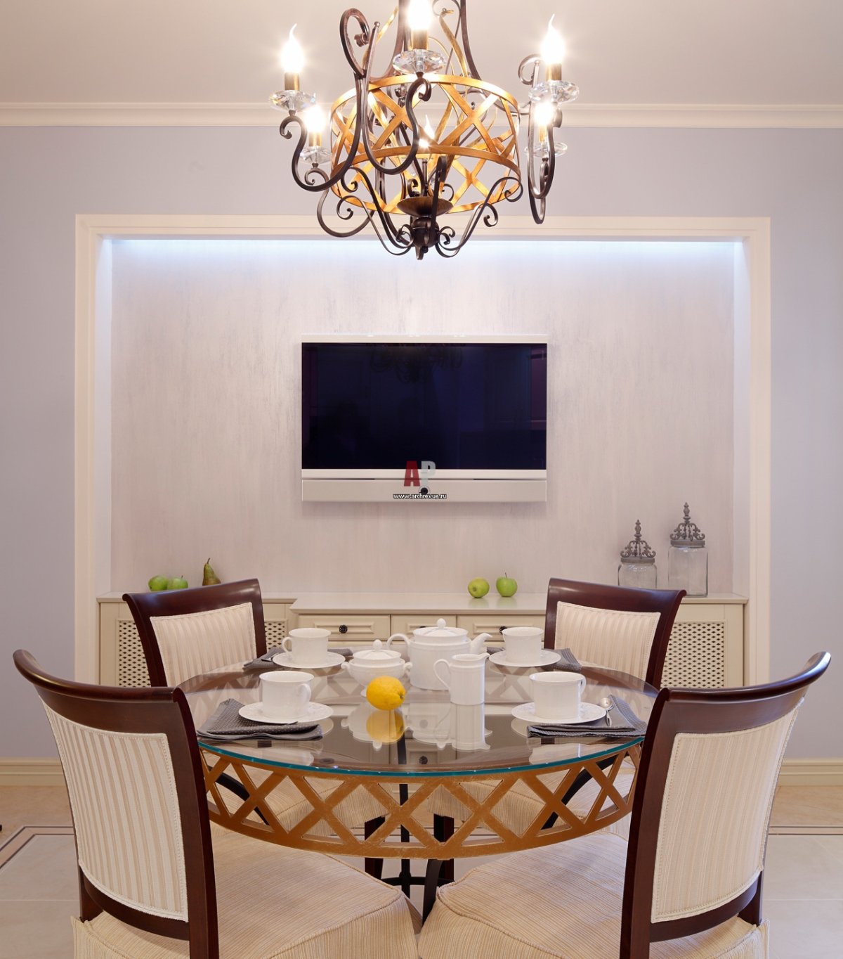 Ламинат на стене в обеденной зоне