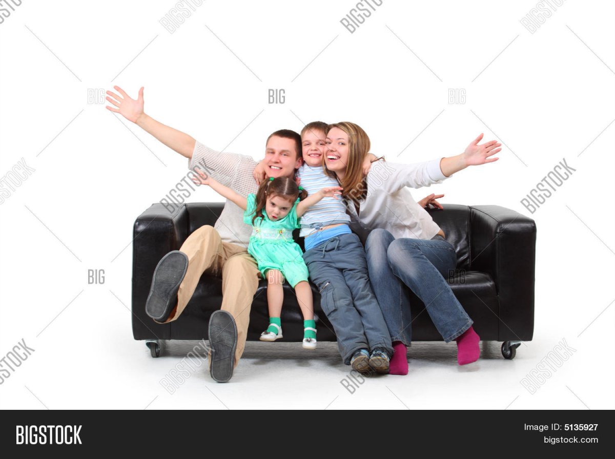 Счастливая семья на диване