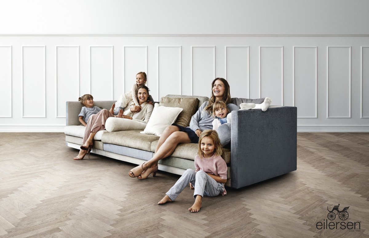 Счастливая семья сидит на диване