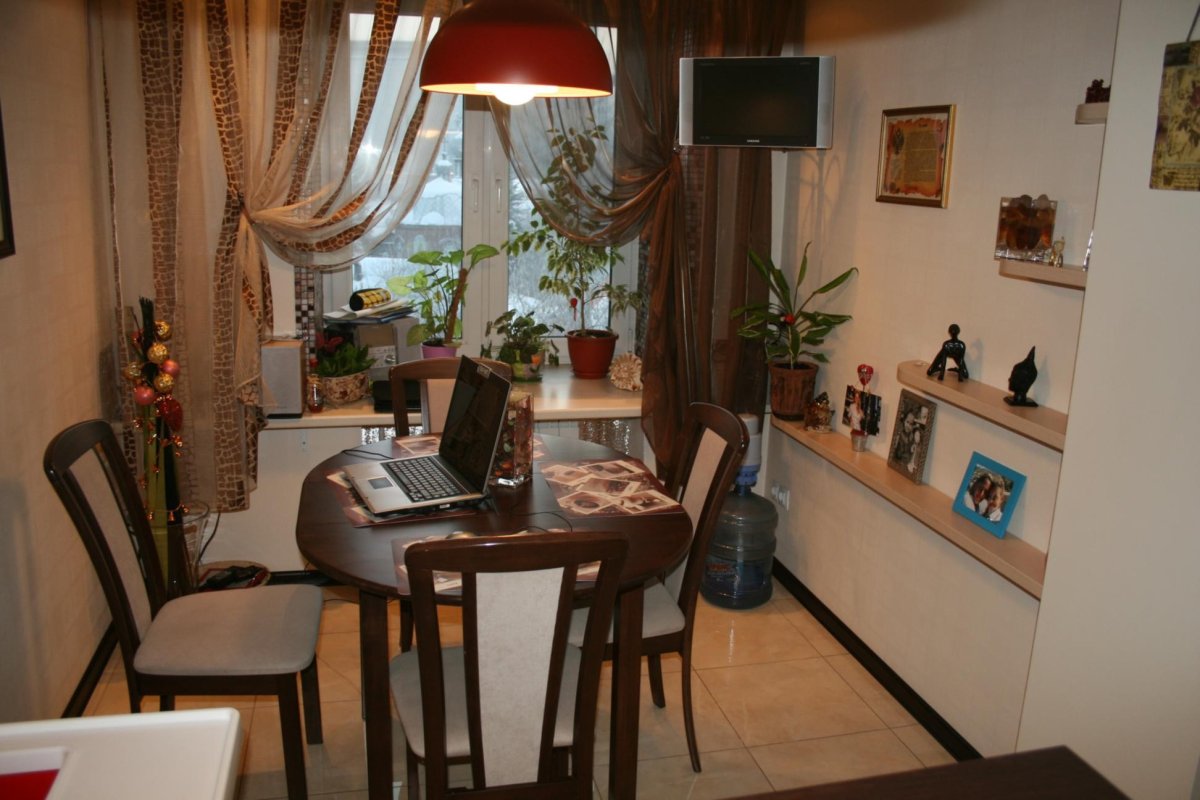 Телевизор над обеденным столом на кухне