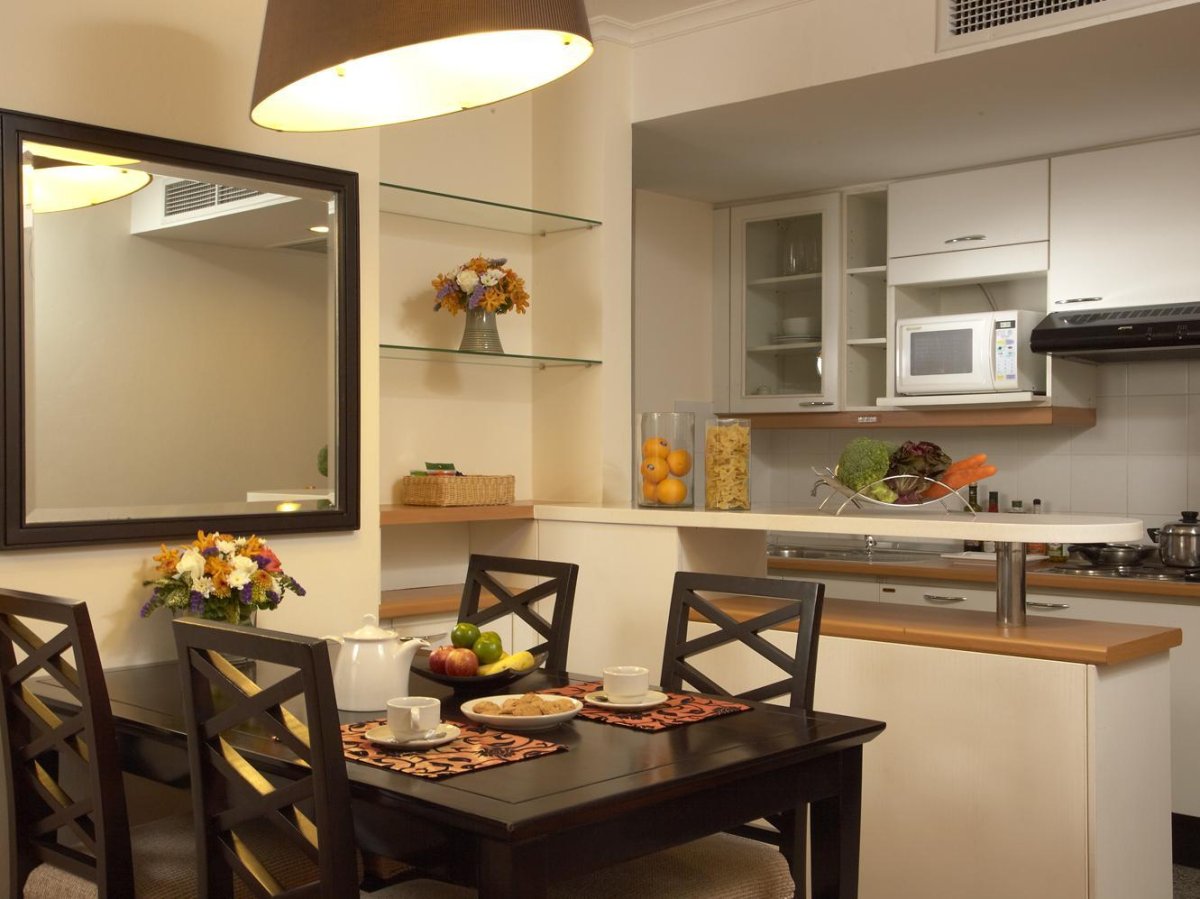 Обеденная зона с телевизором на стене