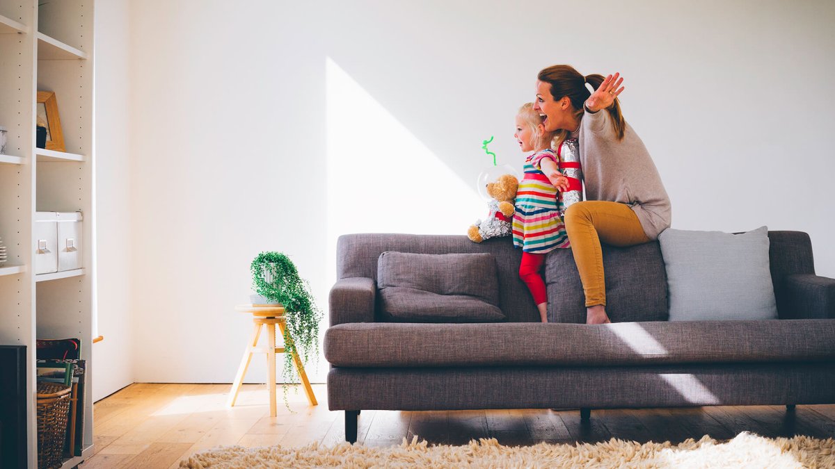 Счастливая семья на диване