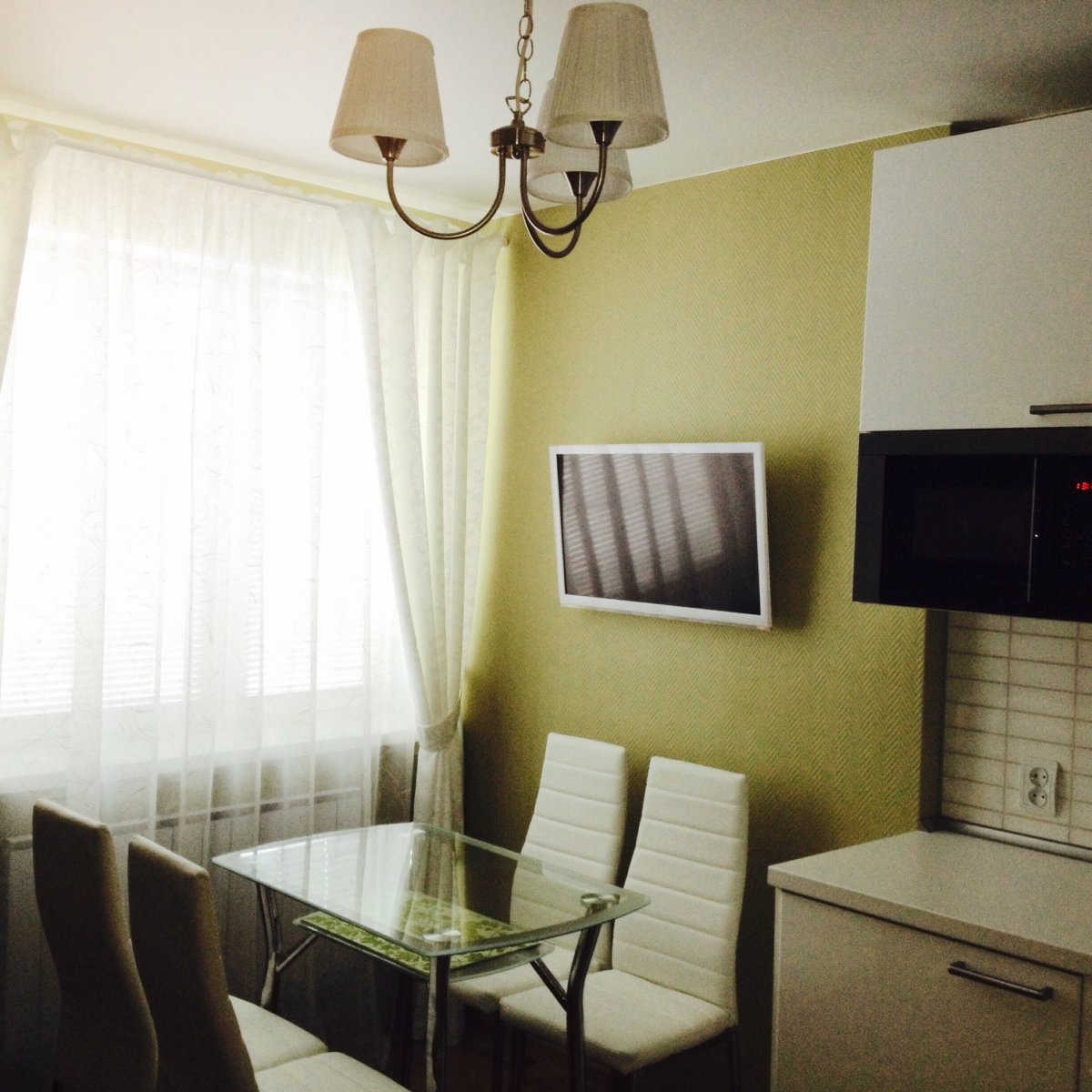 Интерьер кухни в квартире с телевизором