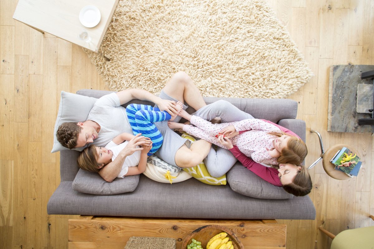 Фото семьи на диване постановочное