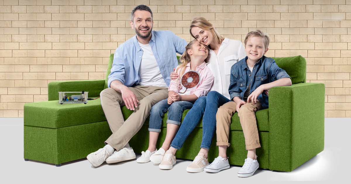 Семья на диване