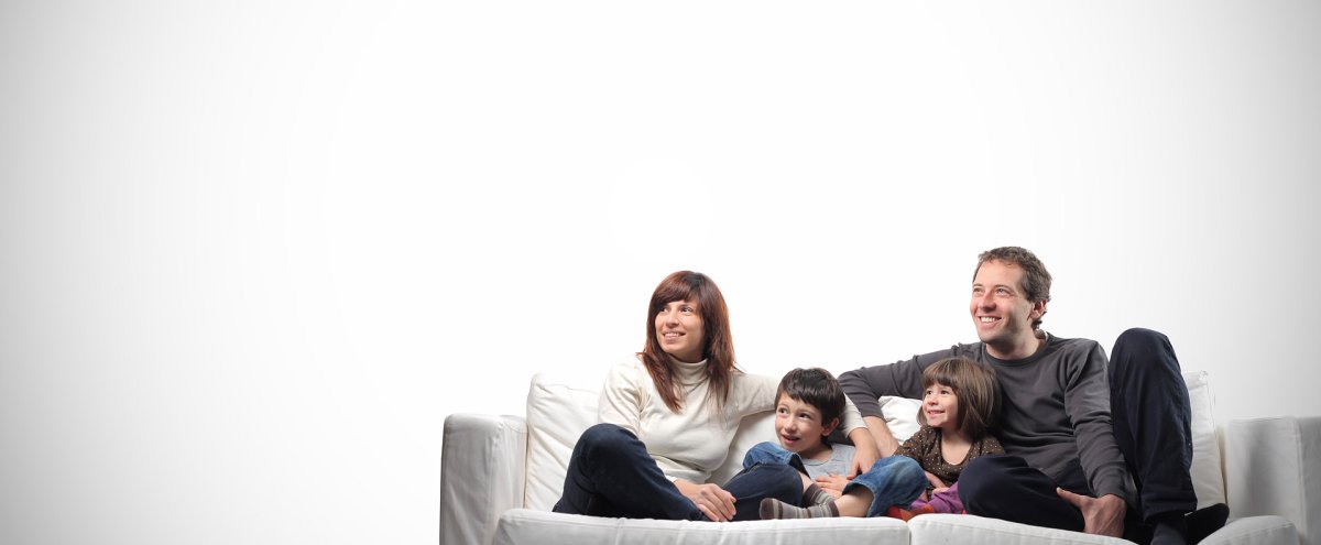 Фотография где семья сидит на человеке