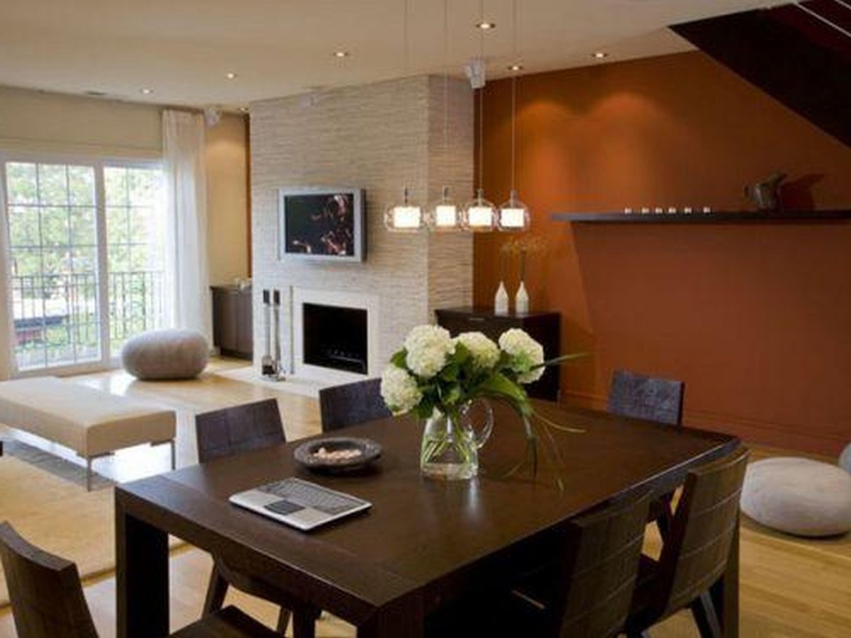 Микроволновка над столом в маленькой кухне