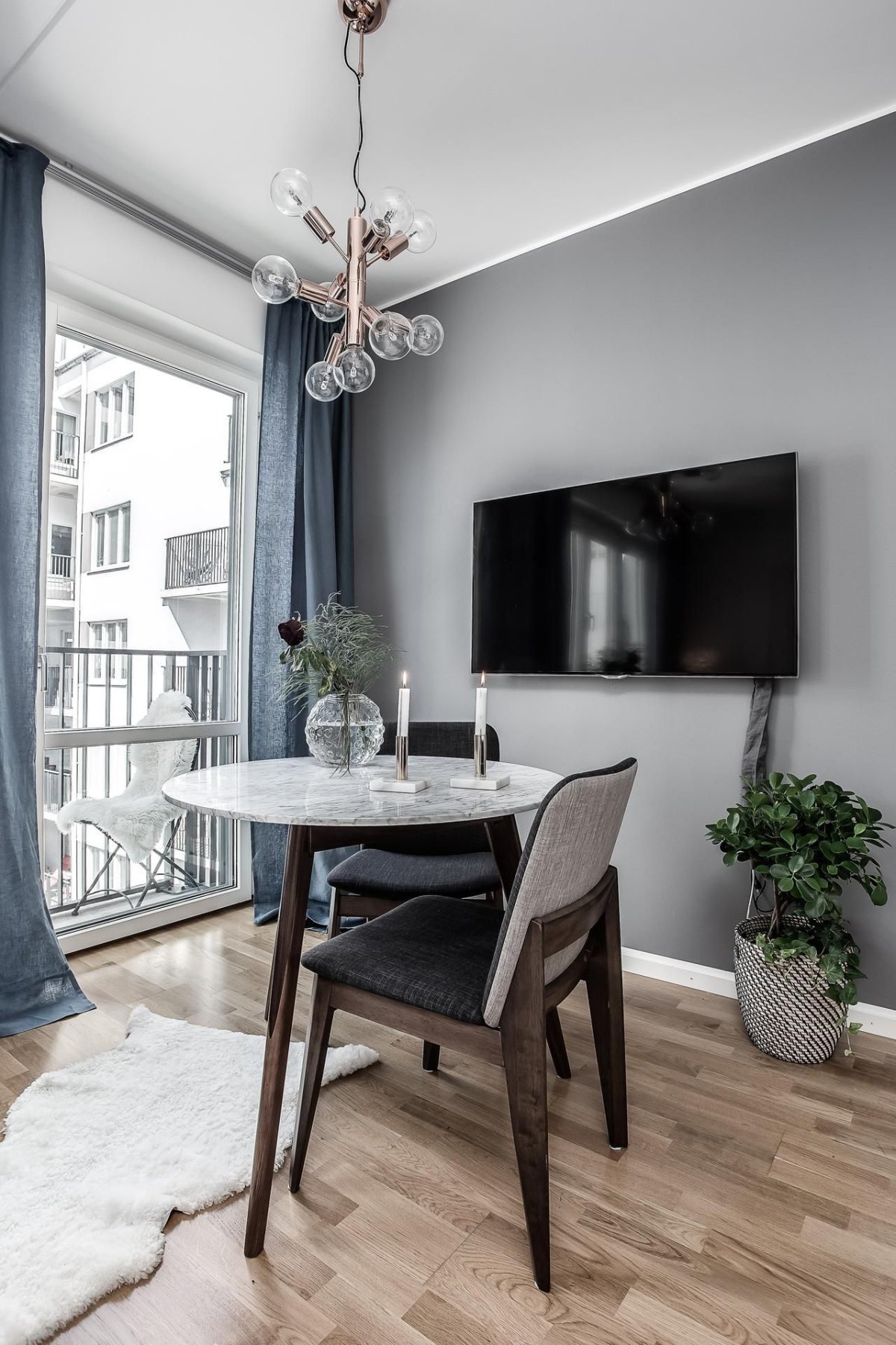 Телевизор над обеденным столом