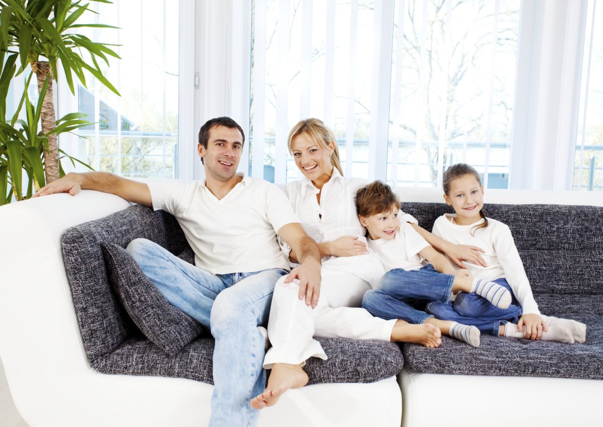 Семья сидит на диване
