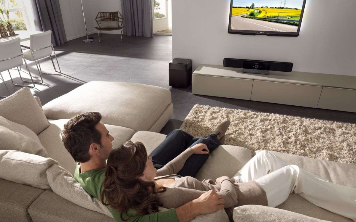 Счастливая семья на диване