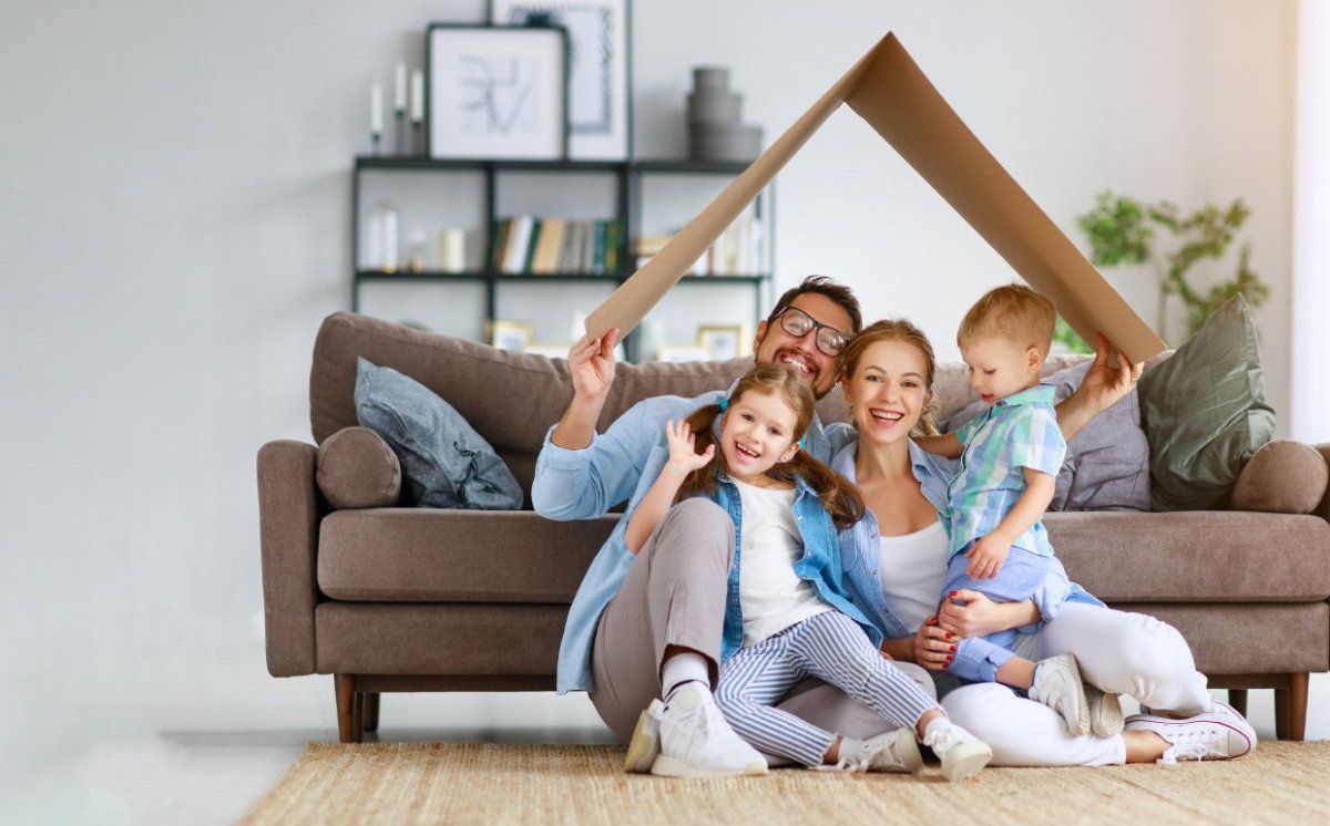 Счастливая семья в гостиной