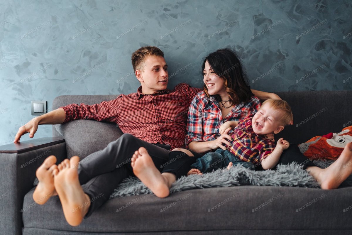 Идеальная семья на диване