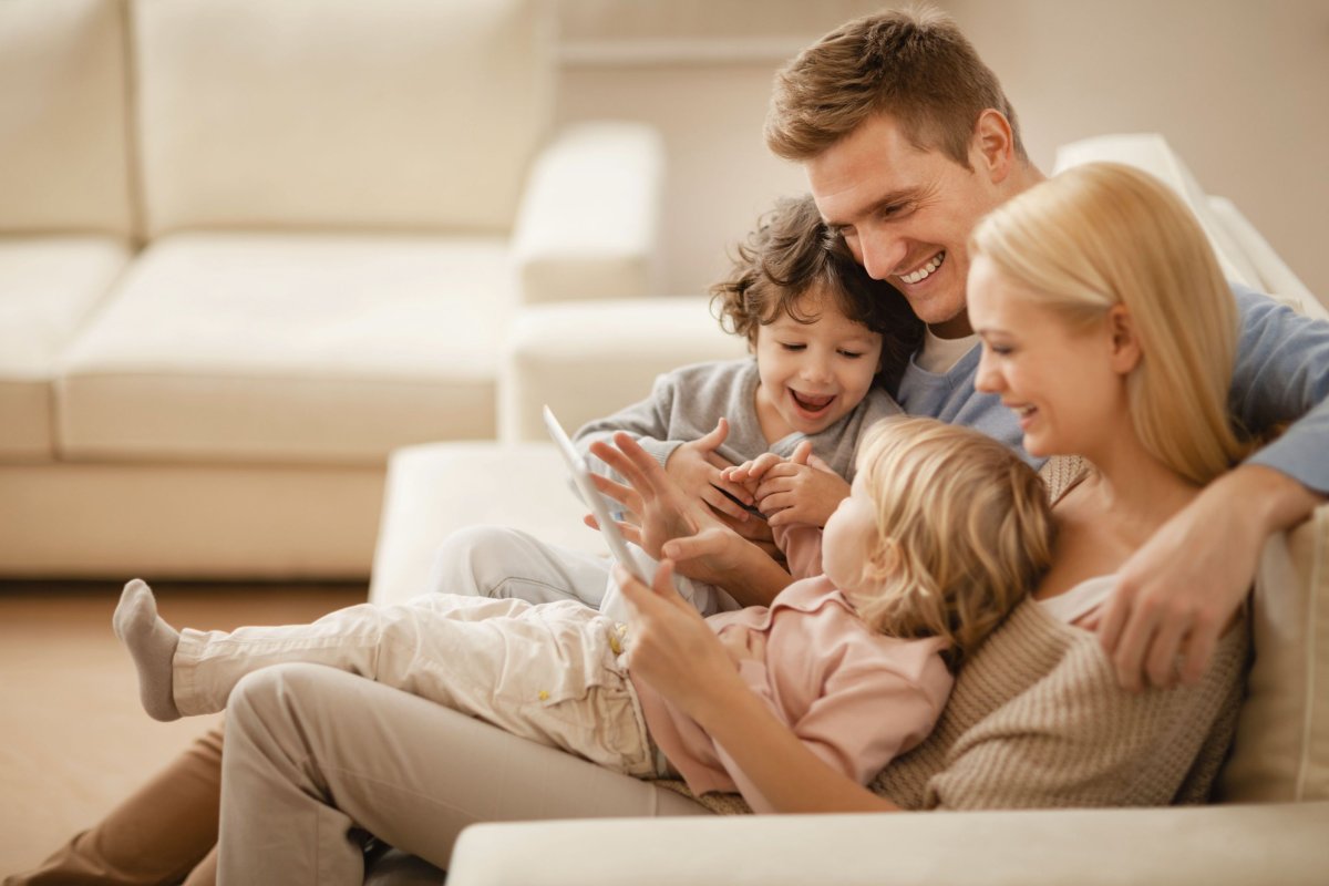 Веселая семья на диване