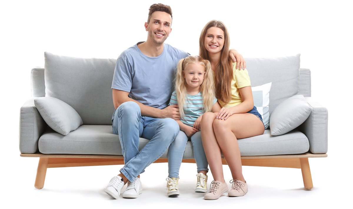 Семья с детьми на диване