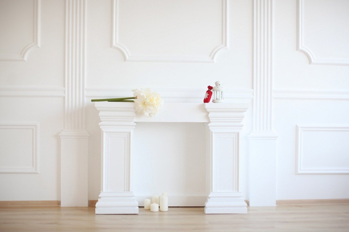 Белая стена с лепниной