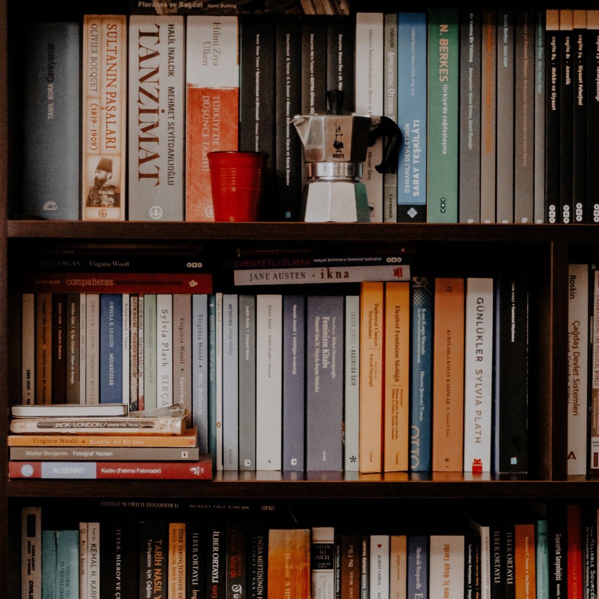 Полка для книг в интерьере