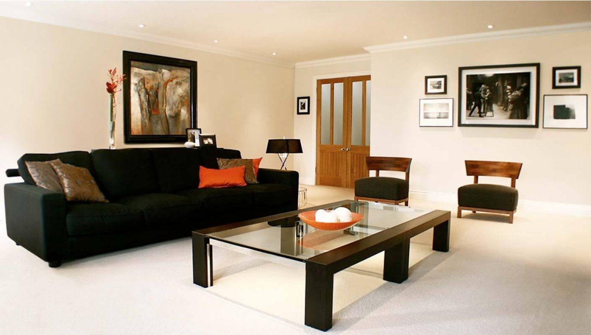 Гостиная с бежевыми стенами