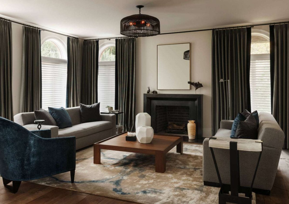 Гостиная в темных тонах