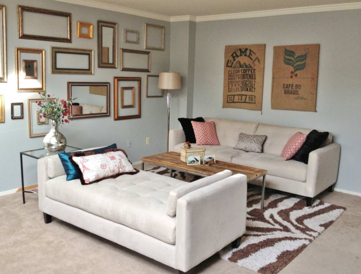 Интерьер гостиной с уговым дивано